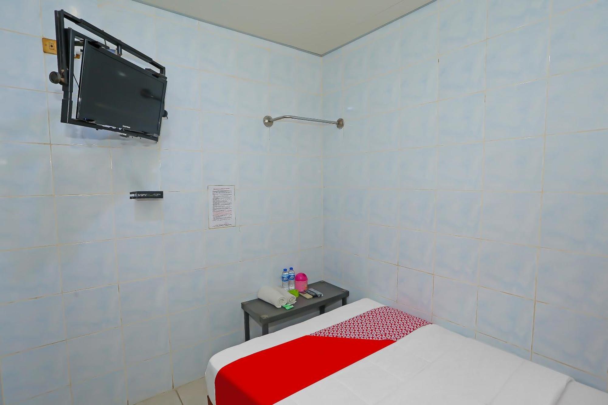 Oyo 92677 Hotel Bintaro South Tangerang Exterior foto